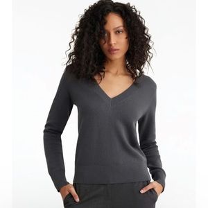 DYNAMITE Soft V-neck Sweater grey size large